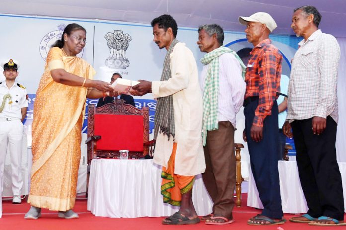 President Droupadi Murmu interacted with members of PVTGs of Kadalibadi village in Keonjhar, Odisha.