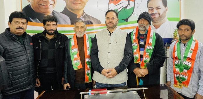 JKPCC president VR Wani welcomes DPAP leaders into Cong fold on Tuesday.
