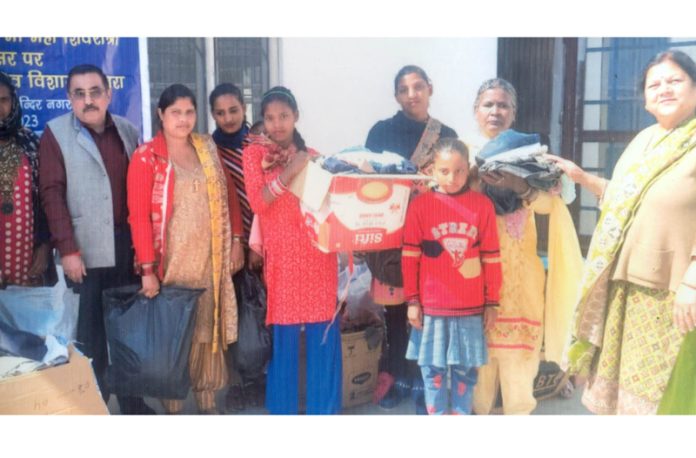 A team of Sangram Sena posing with a poor family after providing it essential items.