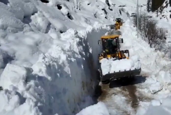 J&K | Bandipora-Gurez Road Blocked Due To Avalanche, Clearance Operation Underway