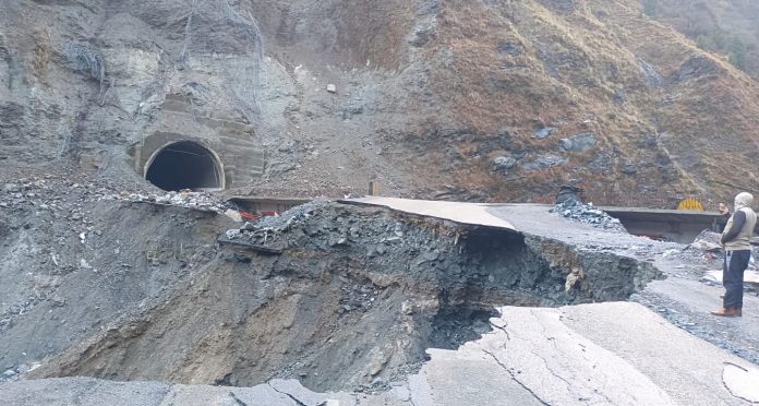 Jammu-Srinagar Highway Remains Blocked Amid Heavy Rain, Stranded Passengers Rescued