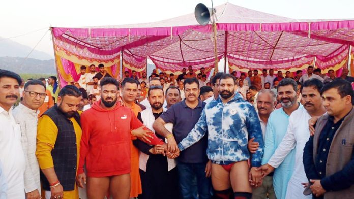 Wrestlers introducing before bout at Ahhnoor on Tuesday.