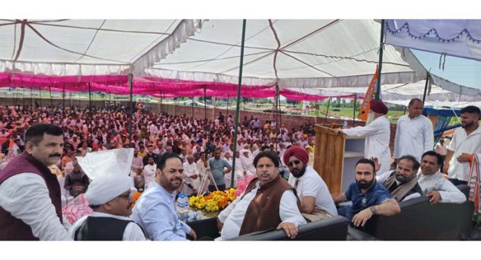 JKPCC chief Vikar Rasool, working president Raman Bhalla and others during Cong rally at Suchetgarh.