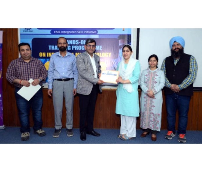 Dr. Zabeer Ahmed, Director, CSIR-IIIM felicitating the participants of training programme concluded in Jammu on Wednesday.