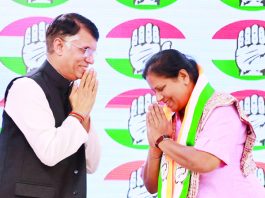 Tejaswini Gowda joins Congress party in presence of party leader Pawan Khera at a function, in New Delhi on Saturday. (UNI)