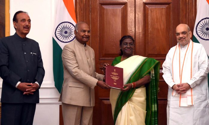 Former President Ram Nath Kovind presenting the report on simultaneous elections in the country to President Droupadi Murmu in New Delhi on Thursday.