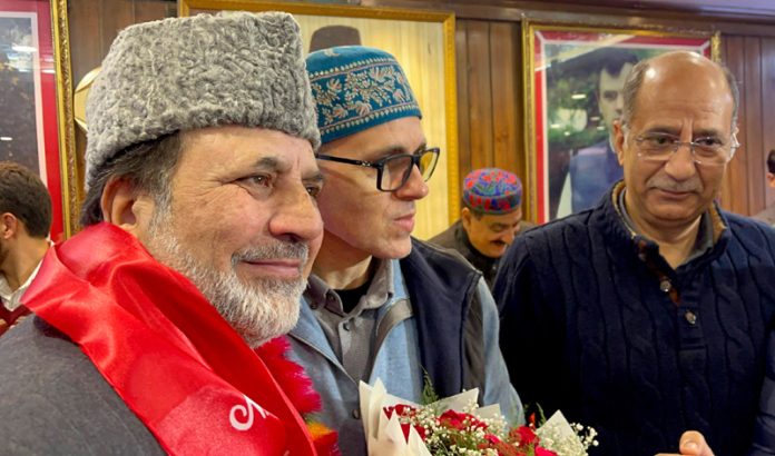 Omar Abdullah welcomes Javaid Beigh, former Baramulla MLA, into the party in Srinagar on Friday. — Excelsior/Shakeel