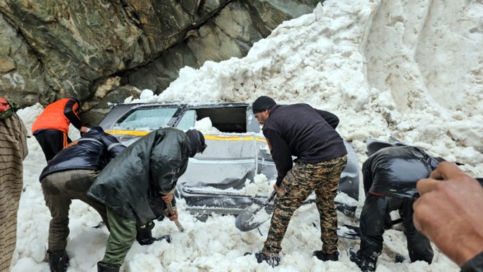 JKDMA officials rescuing a vehicle stuck in the snow at Hung area of Sonamarg in Ganderbal district. — Excelsior/Firdous