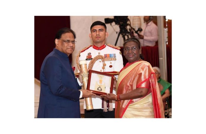 President Droupadi Murmu presenting the Bharat Ratna Award to former Prime Minister P V Narasimha Rao posthumously at Rashtrapati Bhavan, in New Delhi on Saturday. P V Prabhakar Rao, his son, receives the award. (UNI)