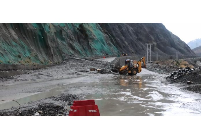 Jammu-Srinagar National Highway blocked due to landslides near Mehar in Ramban on Saturday. More pics on page 6. —Excelsior/Parvaiz Mir