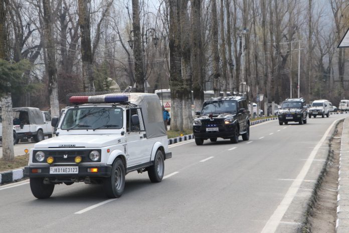 The cavalcade of Chief Election Commissioner Rajiv Kumar entering the SKICC on the banks of Dal lake in Srinagar on Tuesday. (UNI)