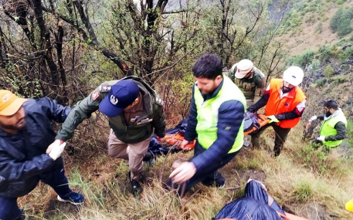 Police and rescue workers retrieve dead bodies of accident victims from a gorge in Ramban district on Friday. — Excelsior/Parvaiz Mir