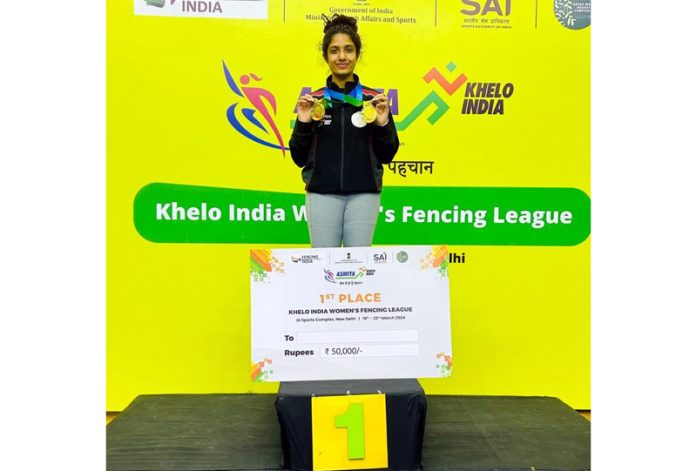 Shreya posing along with Medals at Delhi.