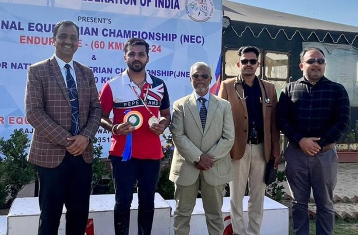 Sidhant Randhawa posing along with dignitaries during National Equestrian Championship-2024 at Jaipur.