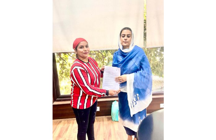 Neete Kour, an International gold medallist in Powerlifting and a very active member of Masters Games called on Secretary J&K Sports Council, Nuzhat Gull on Friday. She highlighted several issues pertaining to the upliftment of Master Games in Jammu and Kashmir. After the meeting Neete Kour said she was assured by the secretary that she will definitely encourage the game in J&K and also assured to hold a National level event in J&K soon.
