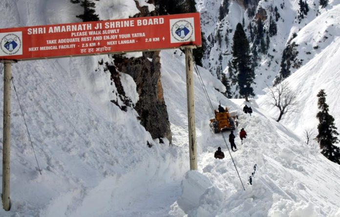 Snow clearance operation on Baltal-Domail road by BRO. -Excelsior/Firdous