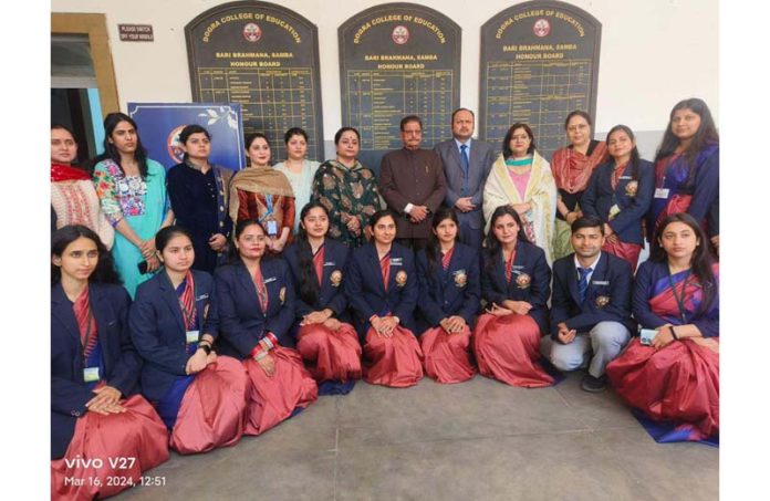Students of Dogra College of Education posing along with dignitaries.