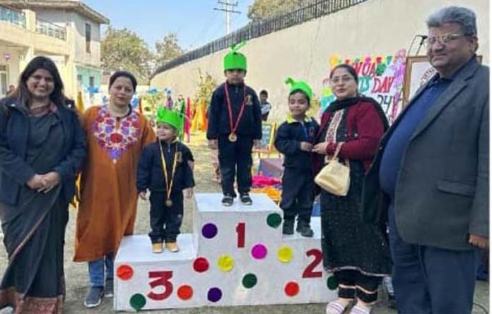 Toddlers posing alongwith school staff.