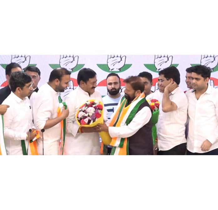 Ex-MP Ch. Lal Singh being welcomed in Cong fold by AICC gen secy Bharat Singh Solanki, Pawan Khera and others in New Delhi.