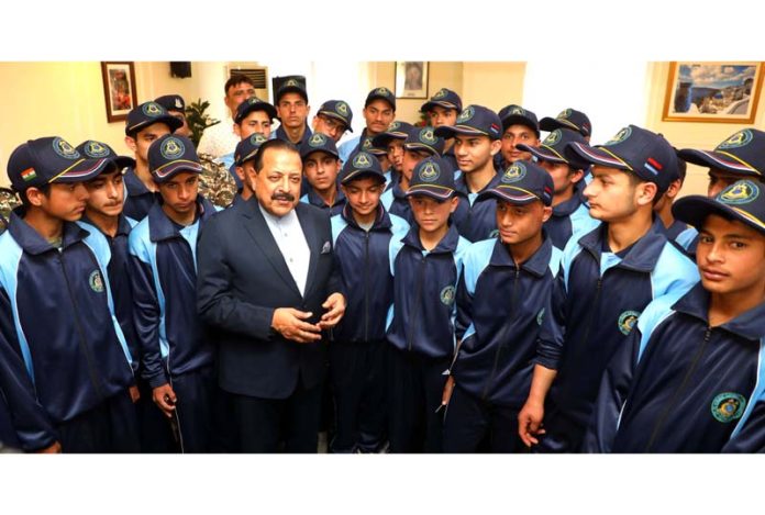 Union Minister Dr. Jitendra Singh interacting with students from district Doda, currently on Bharat Darshan, at New Delhi on Thursday.