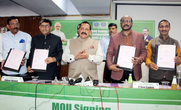 Union Minister Dr Jitendra Singh along with officers of CSIR and NHAI, Industry and Startup entrepreneurs during signing of MoU at Jammu on Saturday. — Excelsior/Rakesh