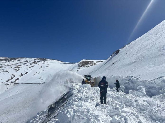 Men and machinery of BRO during snow clearance work on Leh-Manali NH.