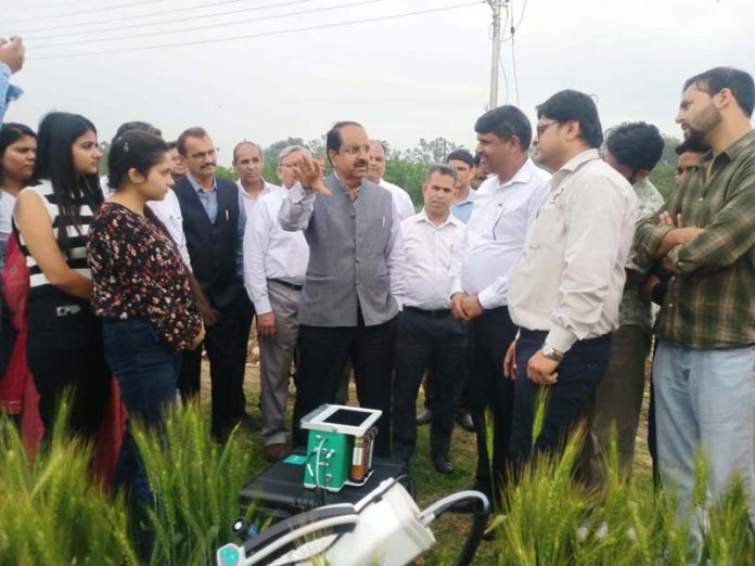 SKUAST-J VC being given demonstration of LICOR-6800F for advance research in crop sciences.