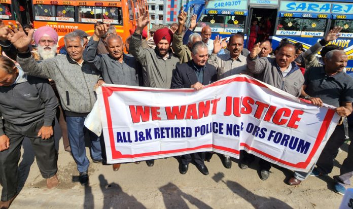 Members of Police Pensioners Welfare Forum staging protest in Jammu on Tuesday. —Excelsior/Rakesh