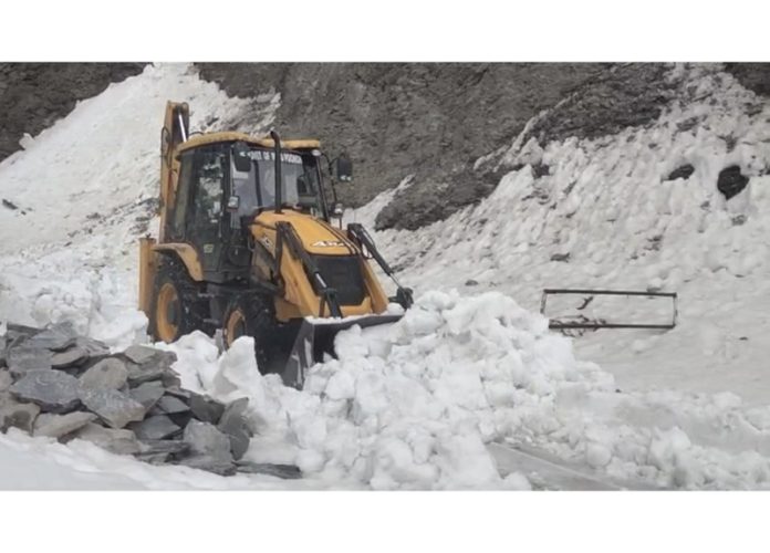 Snow clearance work in progress on Mughal road on Poonch side of Pir Panjal. —Excelsior/Waseem
