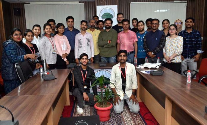 Trainees with Resource Persons and organizers of the workshop on Mobile Journalism.