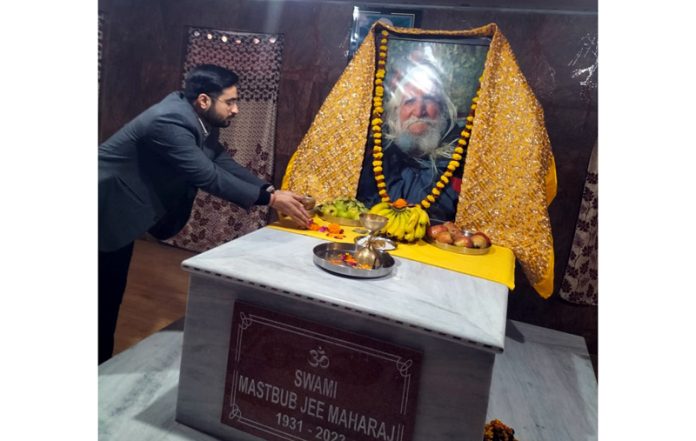 DC Budgam Akshay Labroo paying obeisance to Swami Mast Bab on his 1st death anniversary at Hushroo.
