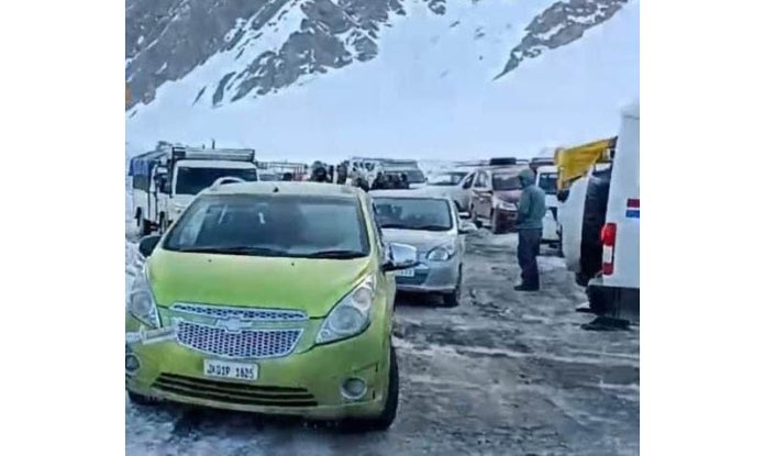 Vehicles passing through the Zojila Pass. —Excelsior/Basharat Ladakhi