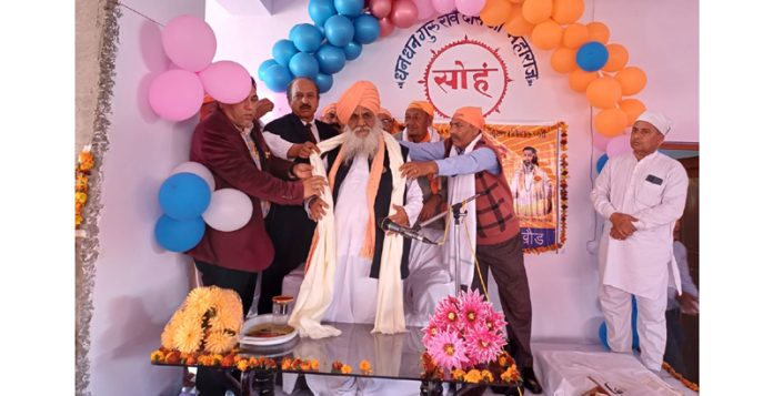 Ravi Dass Sabha Khour felicitating Swami Gurdeep Giri.