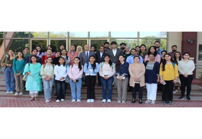 Participating scholars with organizers and guests of the workshop.