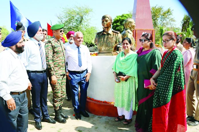 Major General Shailendra Singh, Chief of Staff, Headquarters 16 Corps unveiling Shaurya Smarak of three fallen officers at Sainik School Nagrota.