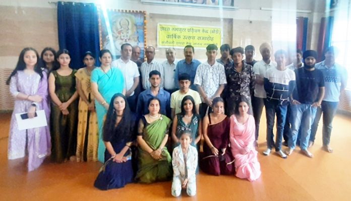 Students of SICE posing along with dignitaries on foundation day.  
