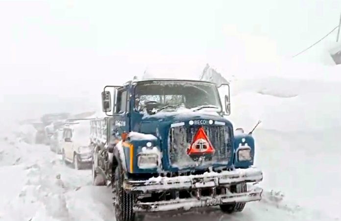 Vehicles stuck at Razdan Pass due to snowfall. -Excelsior/Firdous Ahmad