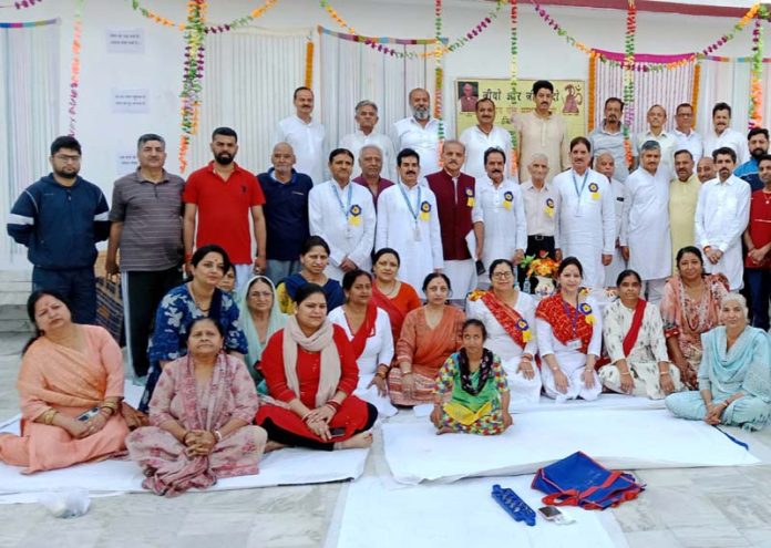 ID Soni, along with Sadhaks and Sadhikas during a programme organised by Bhartiya Yog Sansthan in Jammu on Wednesday.