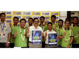Director of ALLEN Institute Naveen Maheshwari posing with top rankers of JEE-Main exam.