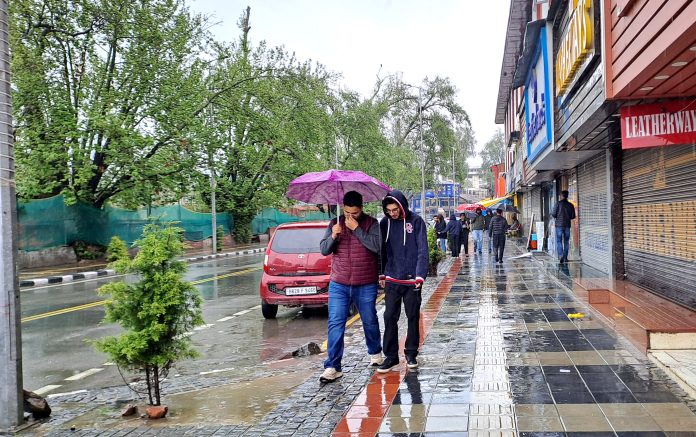 Kashmir Lashed By Widespread Rains, Snowfall Over Higher Reaches: MeT