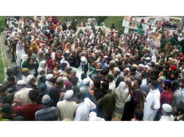 Large number of people attend last rites of Mohammad Razak at Kunda Topa near Shahdara Sharief on Tuesday. —Excelsior/Imran