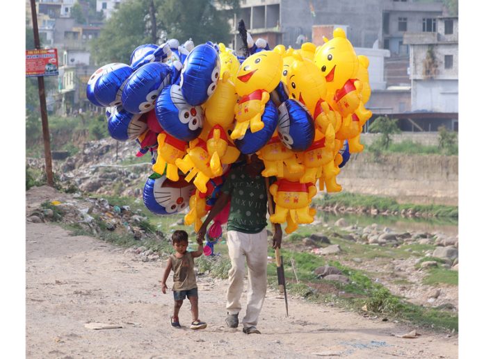 A balloon vendor waits for customers in Mendhar town of Poonch. (UNI)