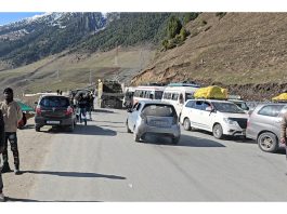 Vehicles stranded on Srinagar-Leh highway which remains closed on Wednesday. -Excelsior/Firdous