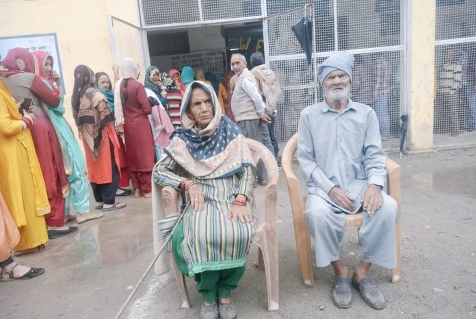 93 years olf Naseeb Singh and his wife 87 years old Shanti Devi at Polling Station Govt High School Ritti, Udhampur. — Excelsiro/K Kumar
