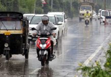 Incessant rains continue in Srinagar on Saturday, leading to dip in temperatures. — Excelsior/Shakeel
