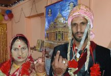 Shardha Devi and Rakesh Thakur, a newly married couple, displaying their inked fingers after casting votes in Kishtwar. More pics on page 4. — Excelsior/Tilak Raj