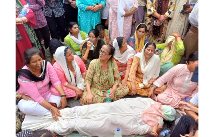 Family members of Rajesh Kumar staging a demonstration at Saugat Chowk, Janipur on Saturday.