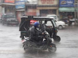 Vehicles move amid heavy rains in Jammu on Monday. -Excelsior/Rakesh