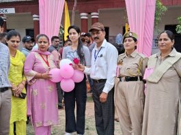 A first time voter Shivani being felicitated at Pink Polling Station at Akhnoor. Another pic on Page 11. —Excelsior/Rakesh