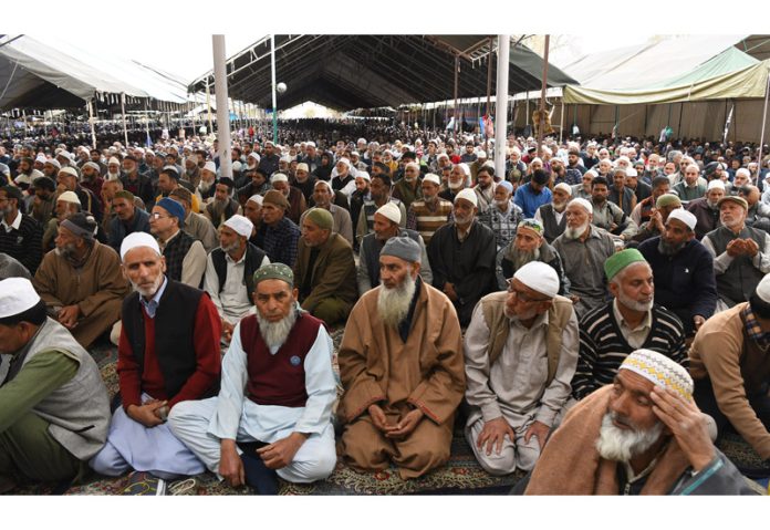 Thousands of devotees offer Jumat ul Vida prayers on the last Friday of Ramadan at Hazratbal shrine in Srinagar. —Excelsior/Shakeel